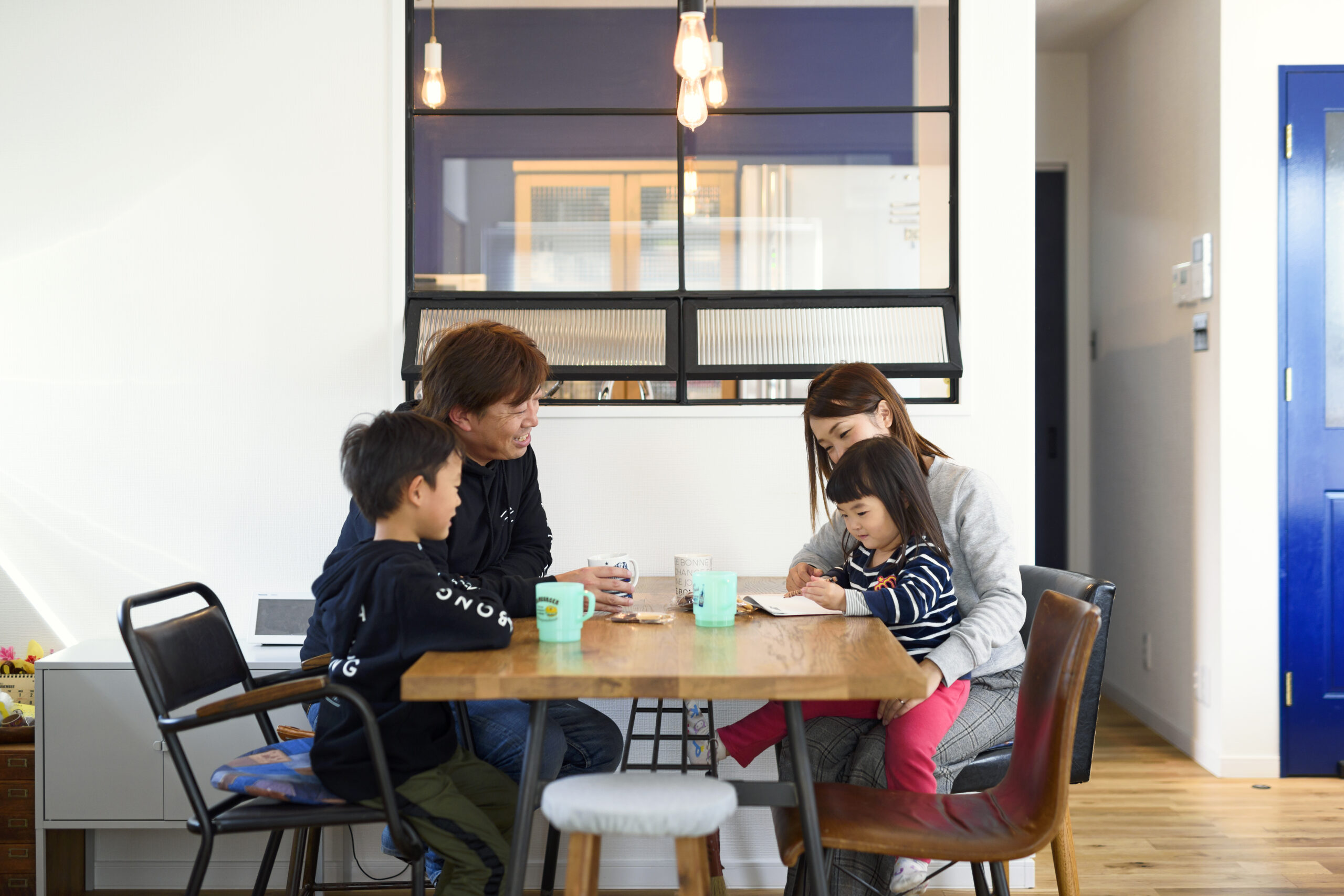 カフェさながらの雰囲気。家族の一体感を感じるガルバリウムの家