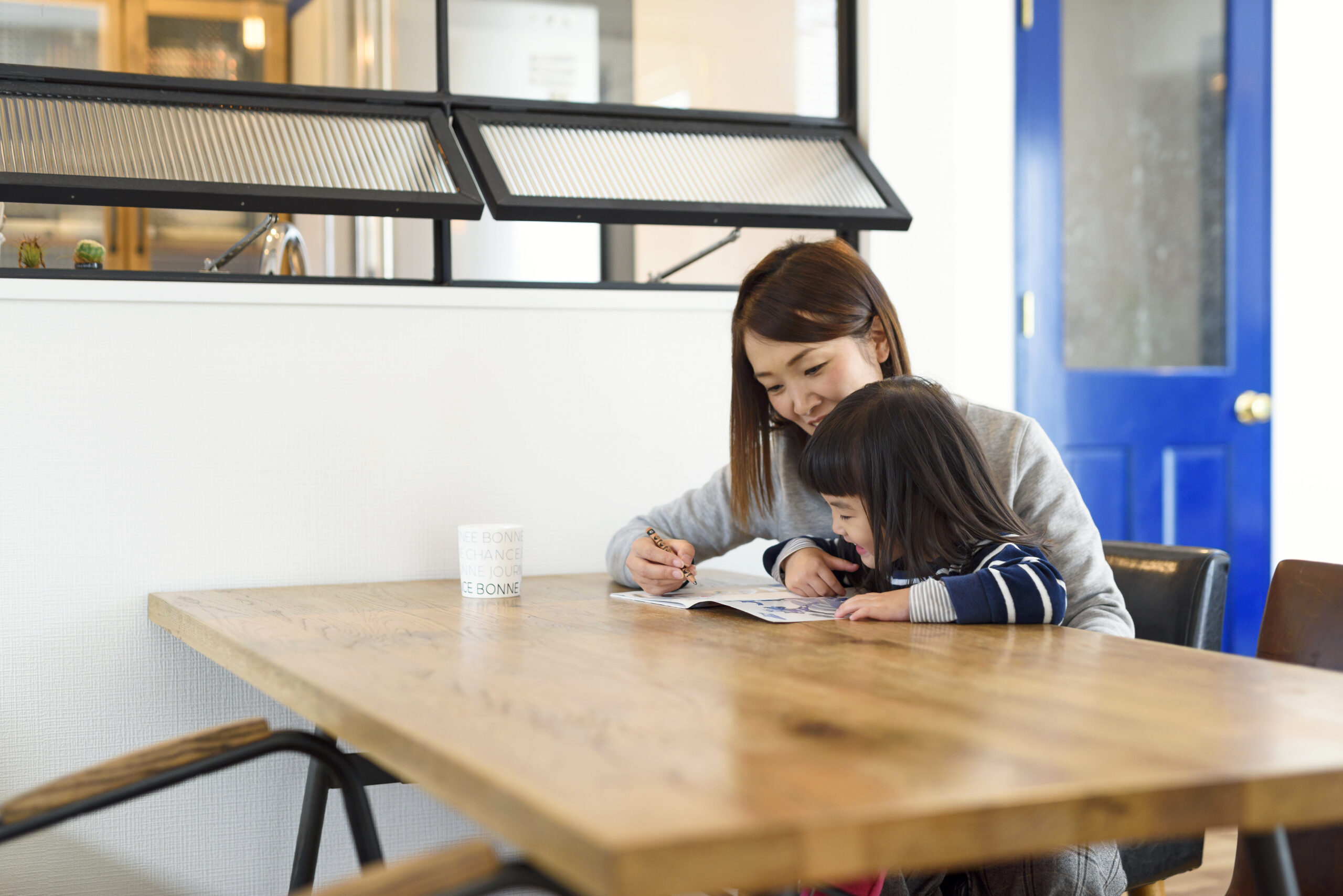 カフェさながらの雰囲気。家族の一体感を感じるガルバリウムの家