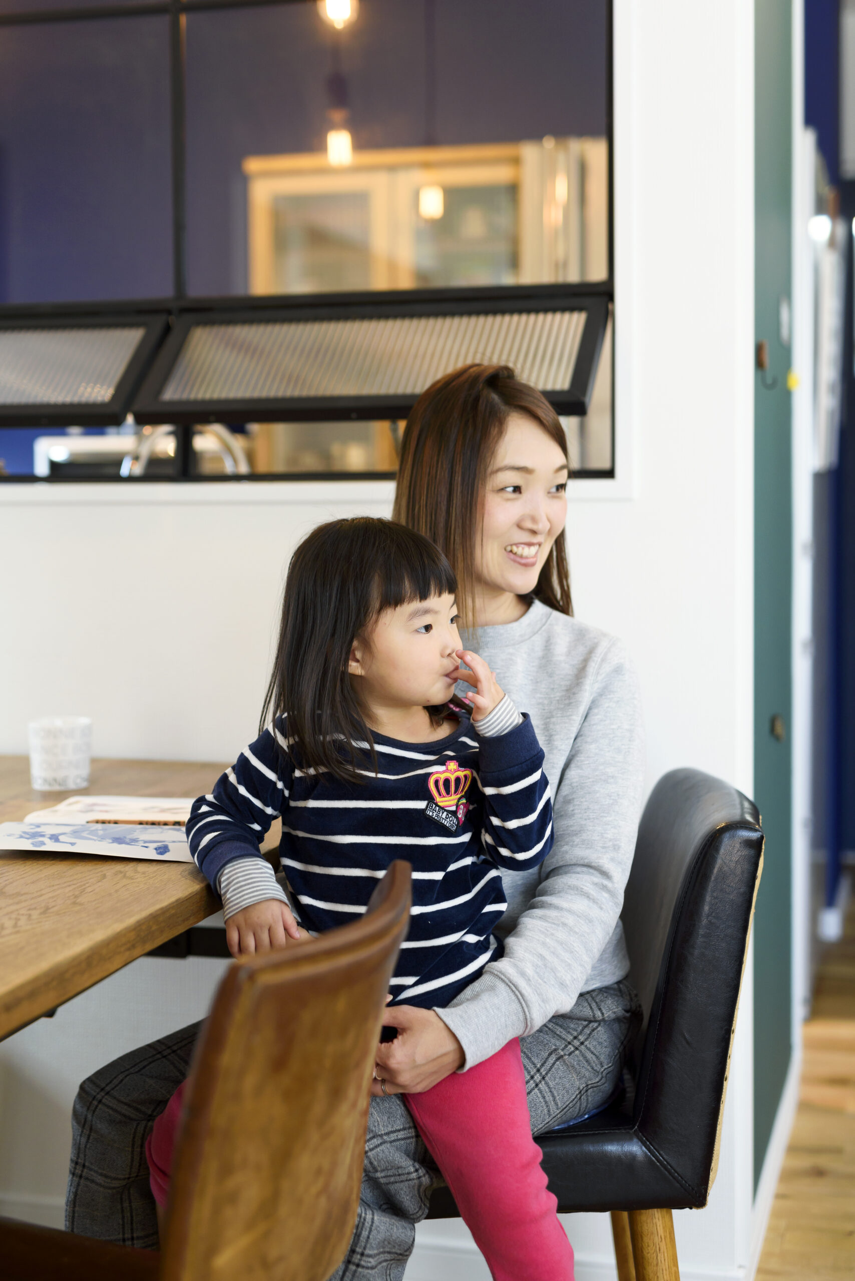 カフェさながらの雰囲気。家族の一体感を感じるガルバリウムの家
