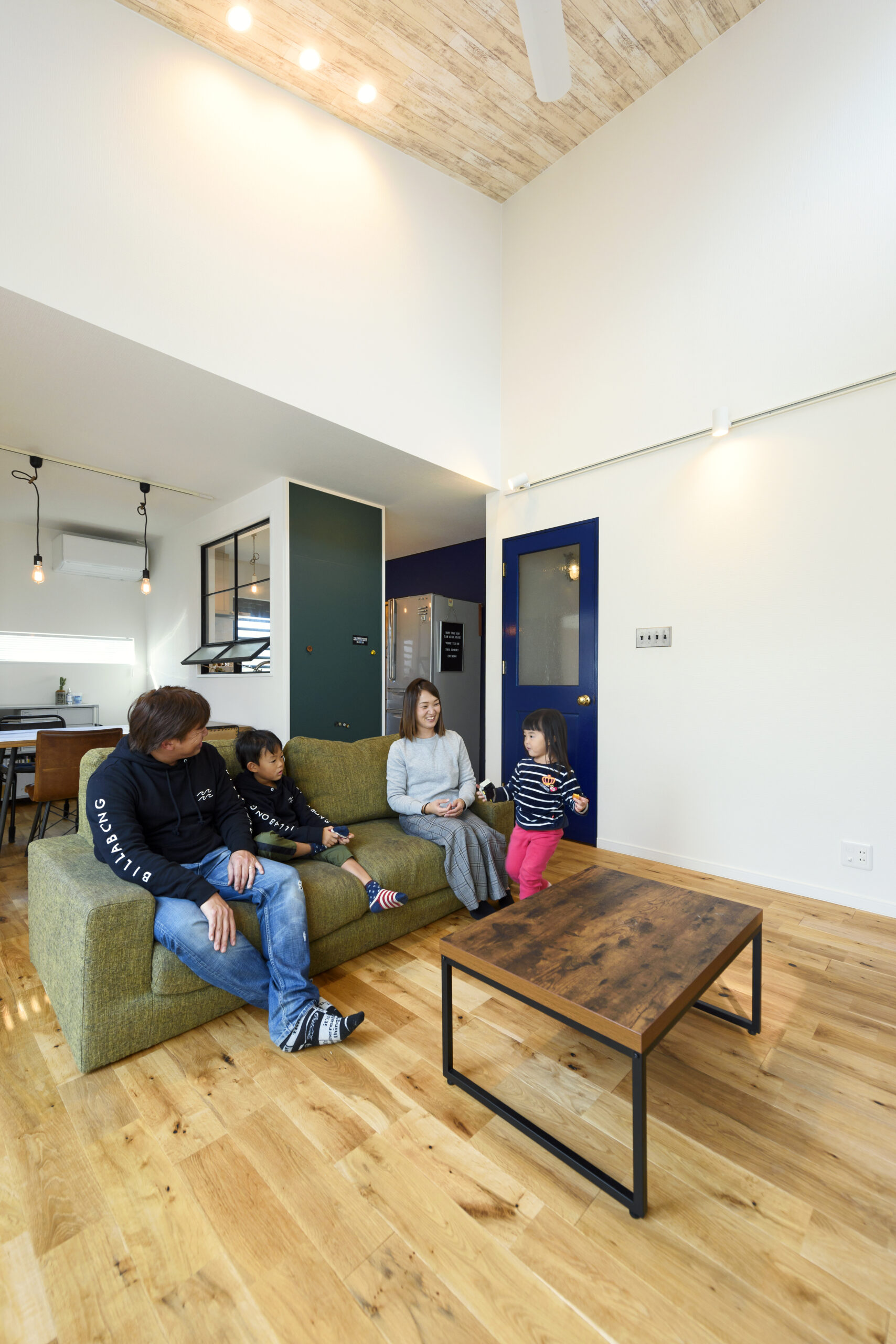 カフェさながらの雰囲気。家族の一体感を感じるガルバリウムの家