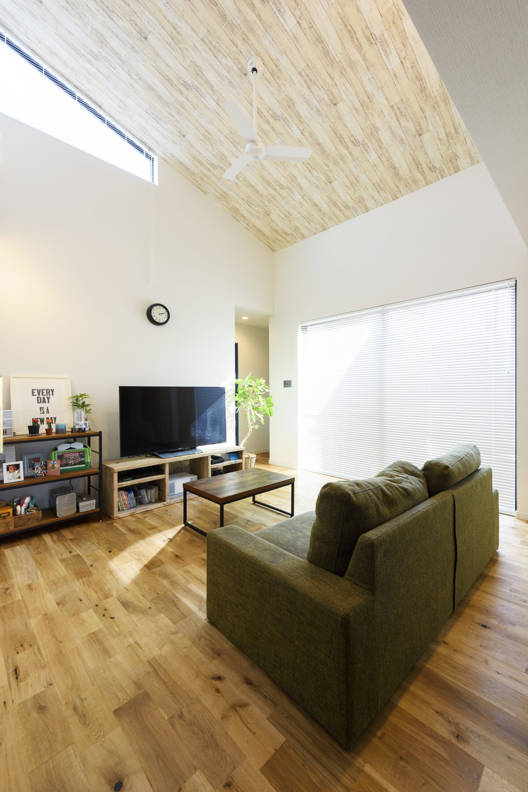 カフェさながらの雰囲気。家族の一体感を感じるガルバリウムの家