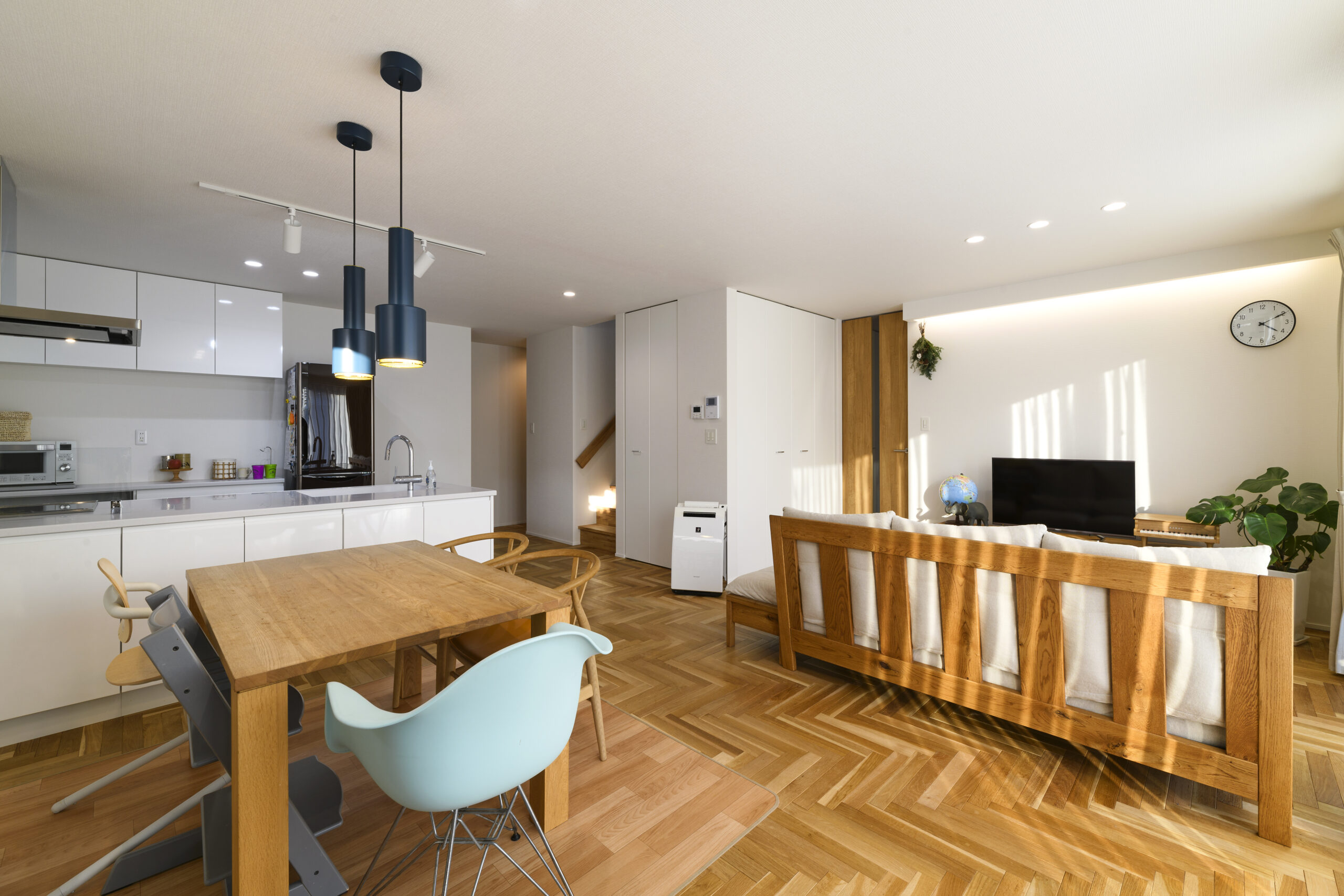 こだわりが詰まったシンプルなお家。ヘリンボーンの床が個性的！