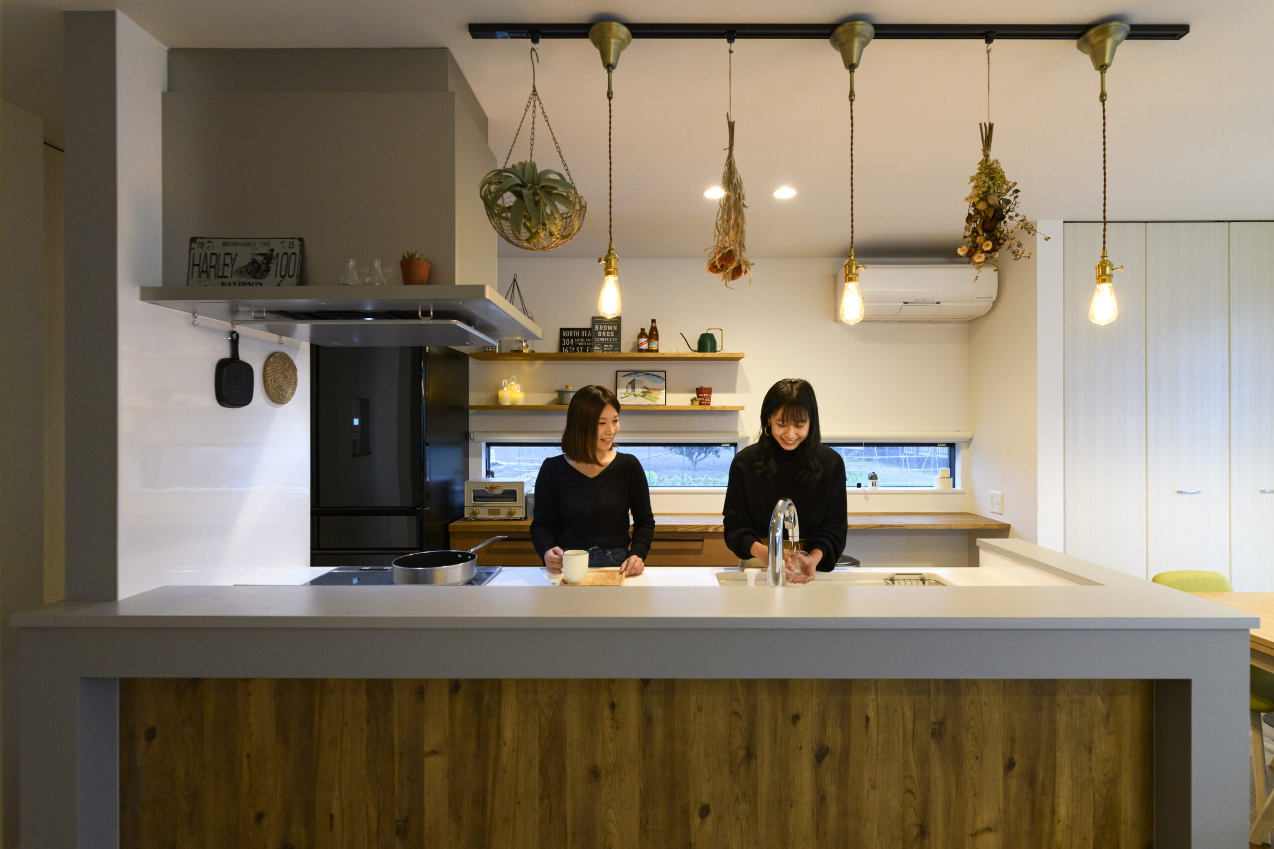 ガルバリウム鋼板と白塗り壁で造りあげた理想のお家