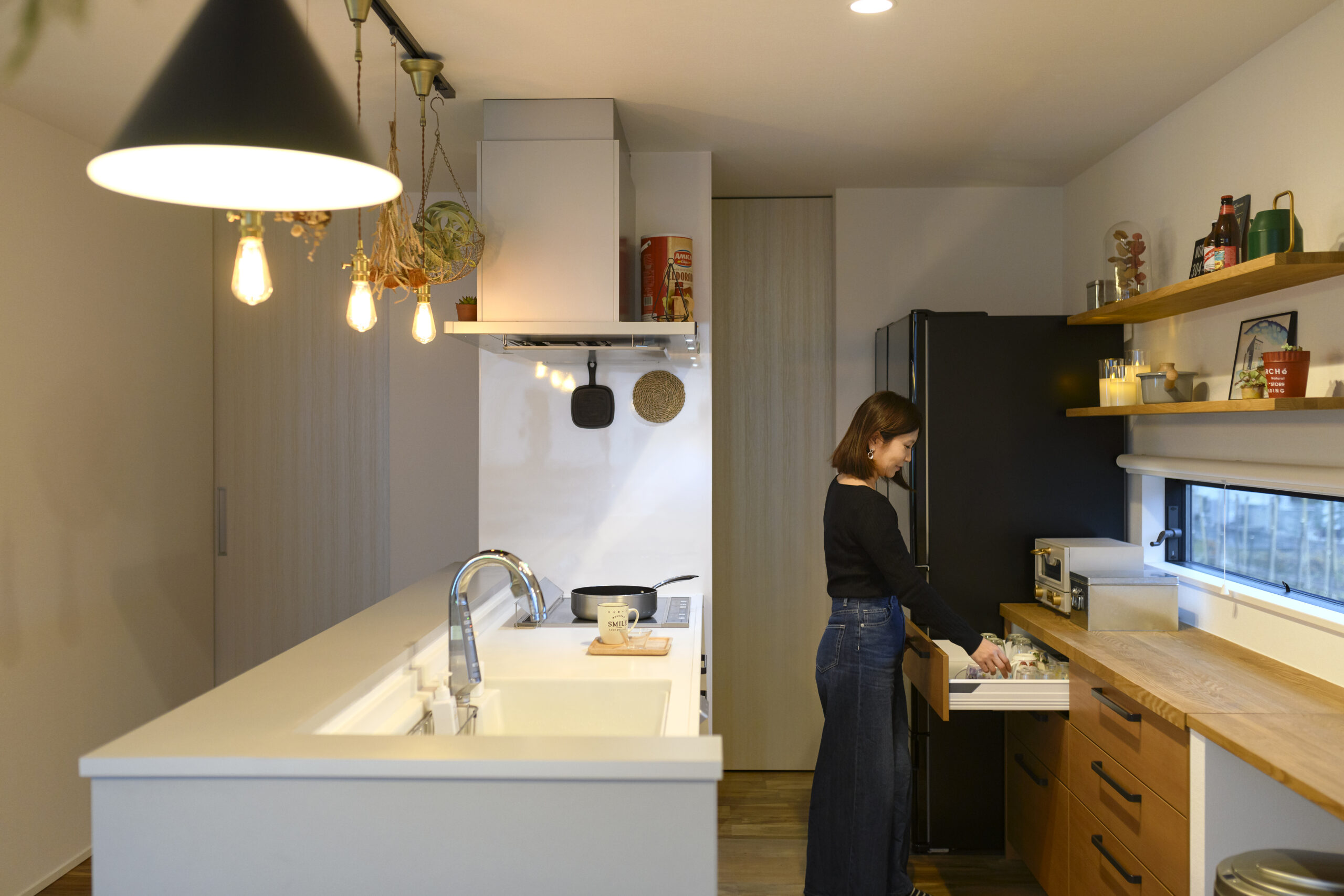 ガルバリウム鋼板と白塗り壁で造りあげた理想のお家