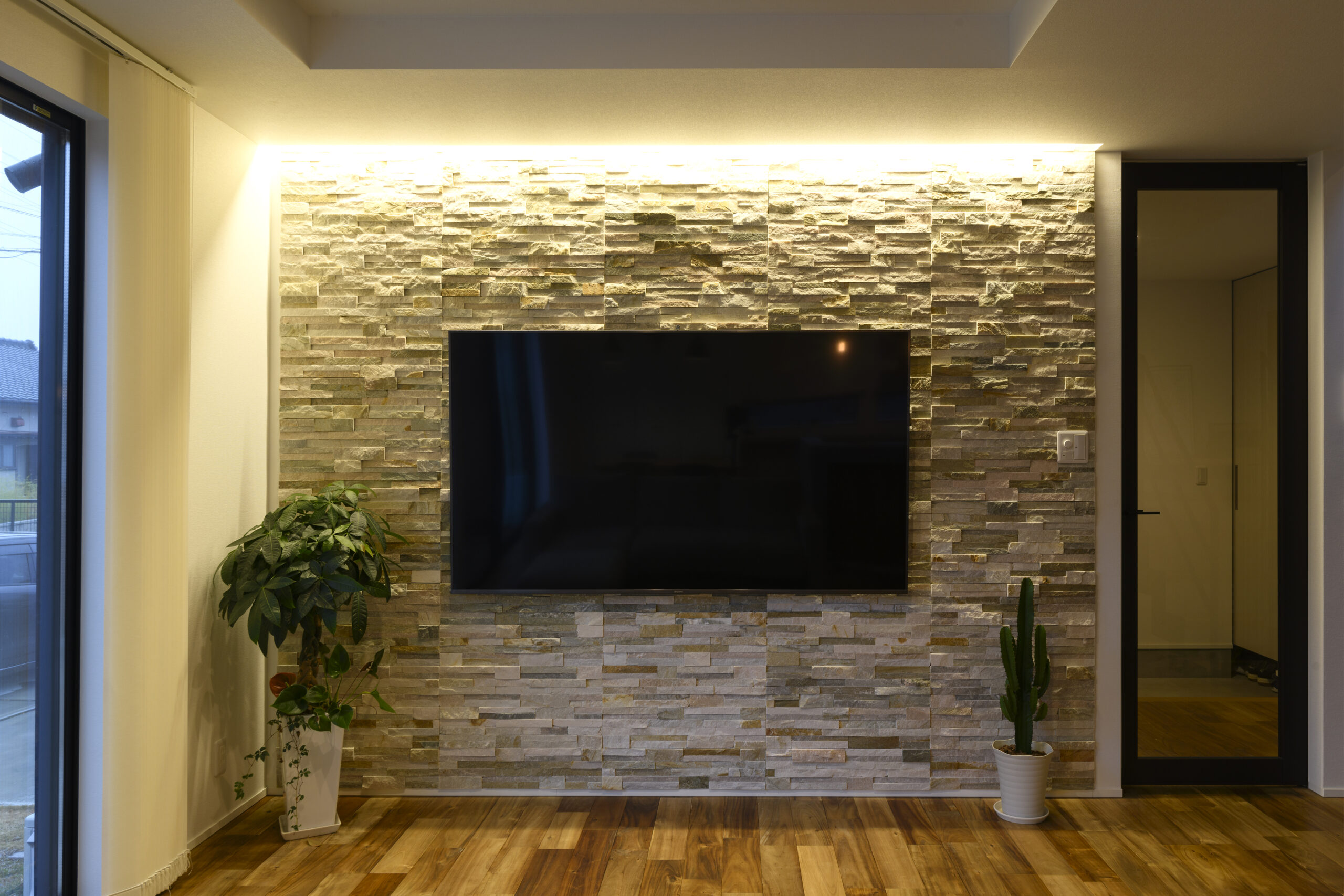 ガルバリウム鋼板と白塗り壁で造りあげた理想のお家