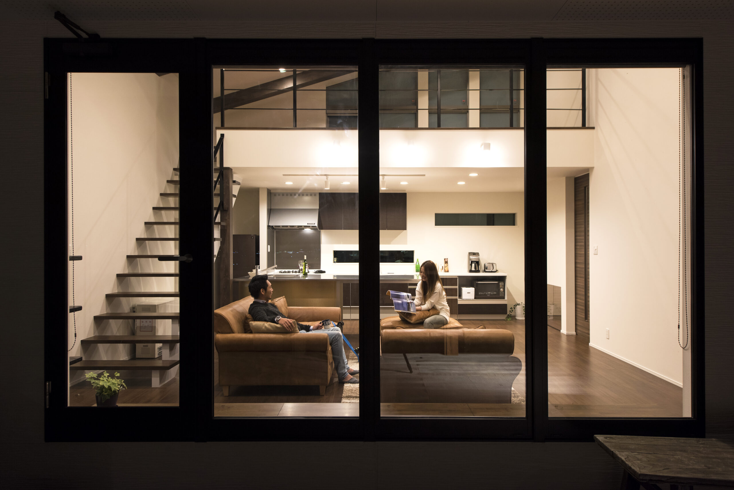 バルコニーから景色を楽しむことができる家