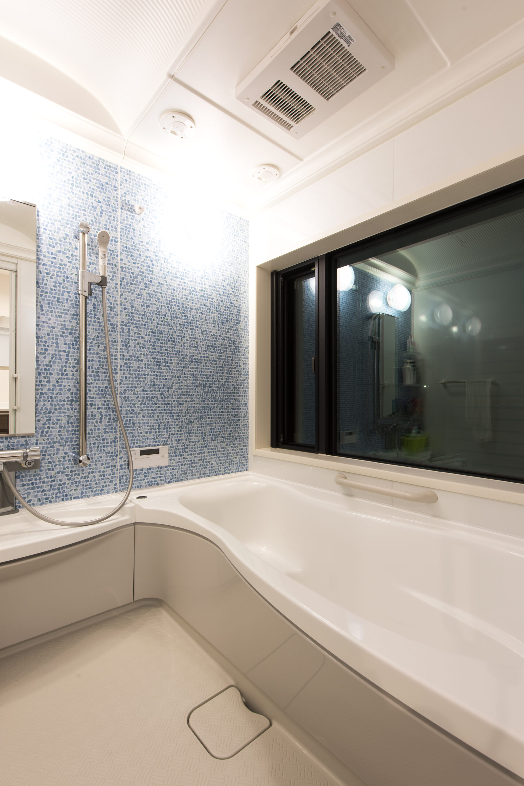 バルコニーから景色を楽しむことができる家