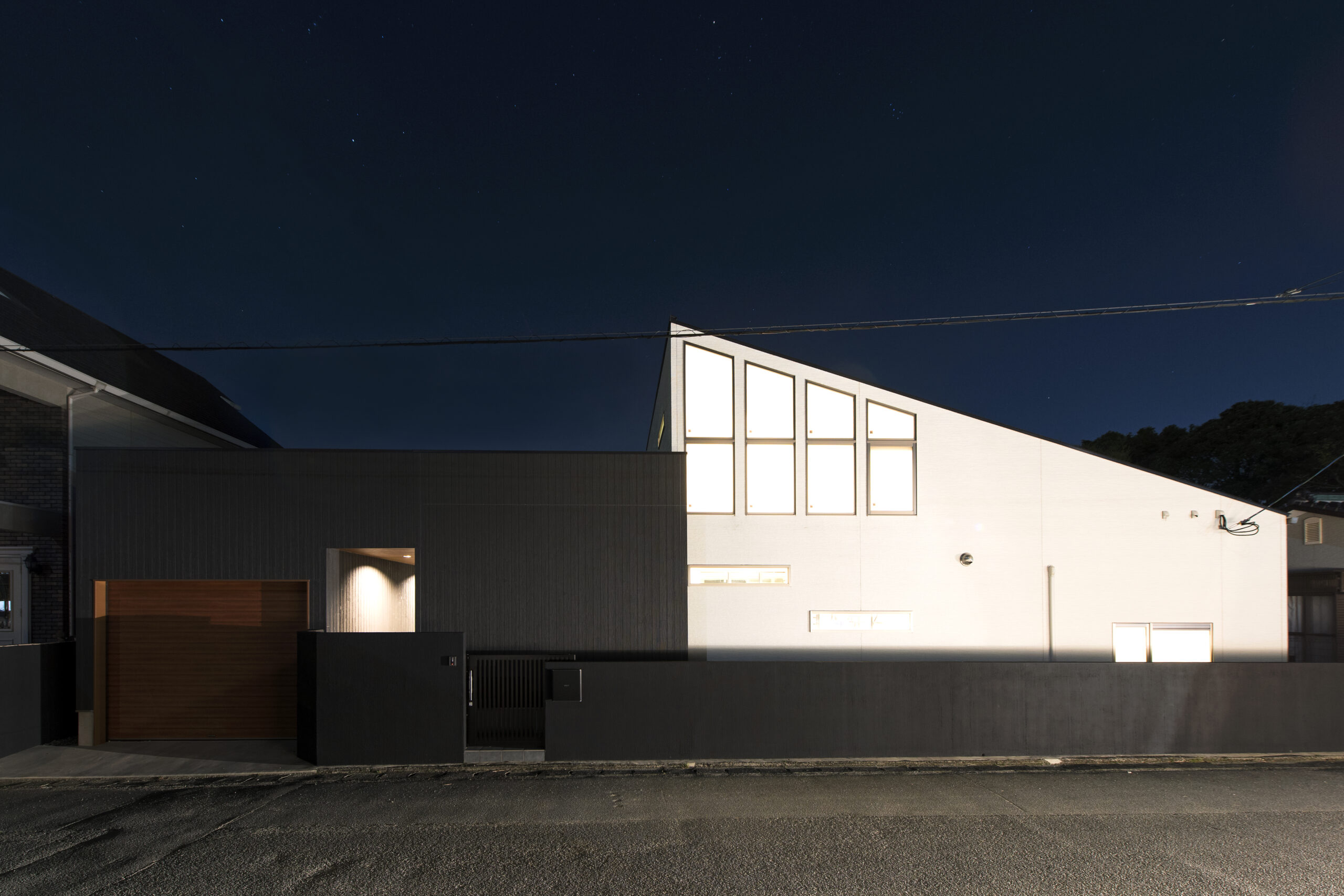 バルコニーから景色を楽しむことができる家