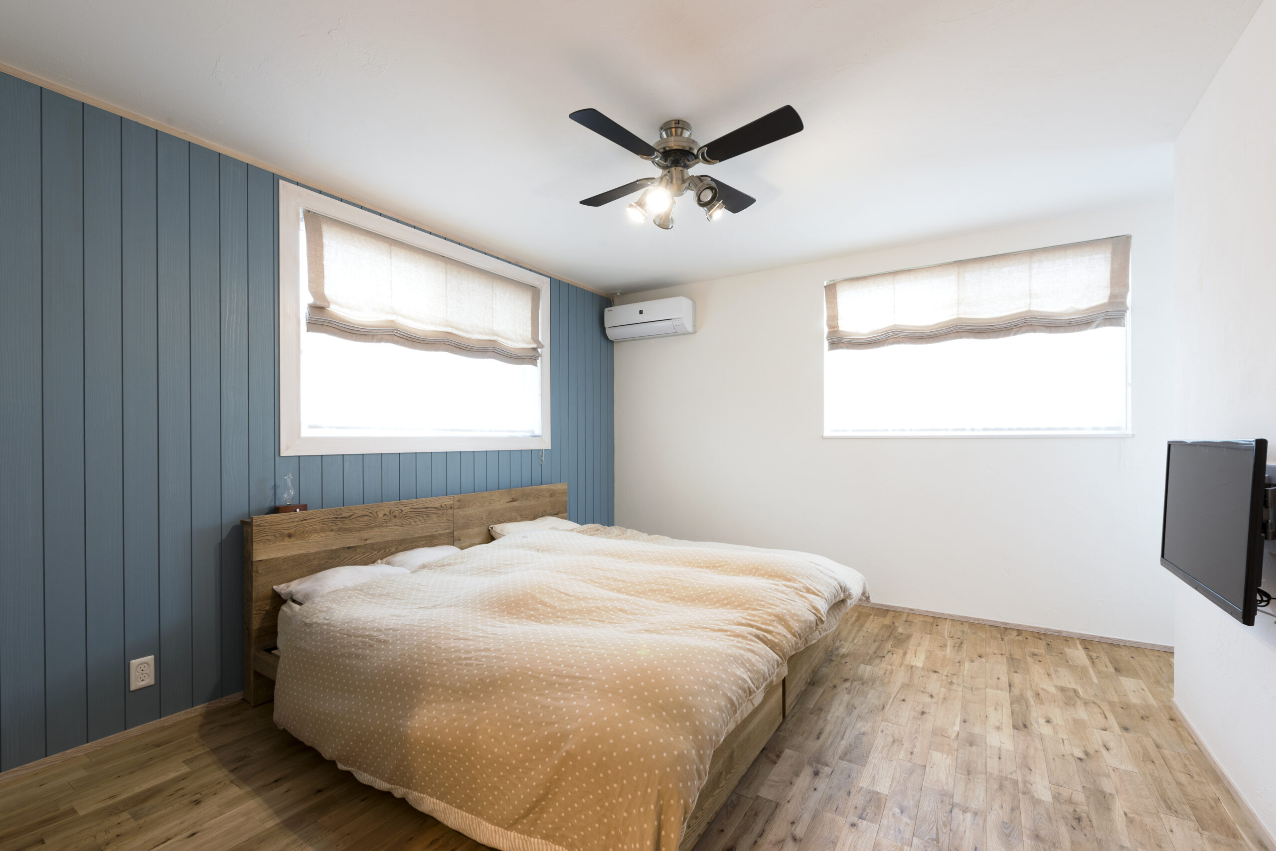 真っ白な漆喰の塗り壁が味わい深い。アンティーク雑貨が似合う地中海風の家