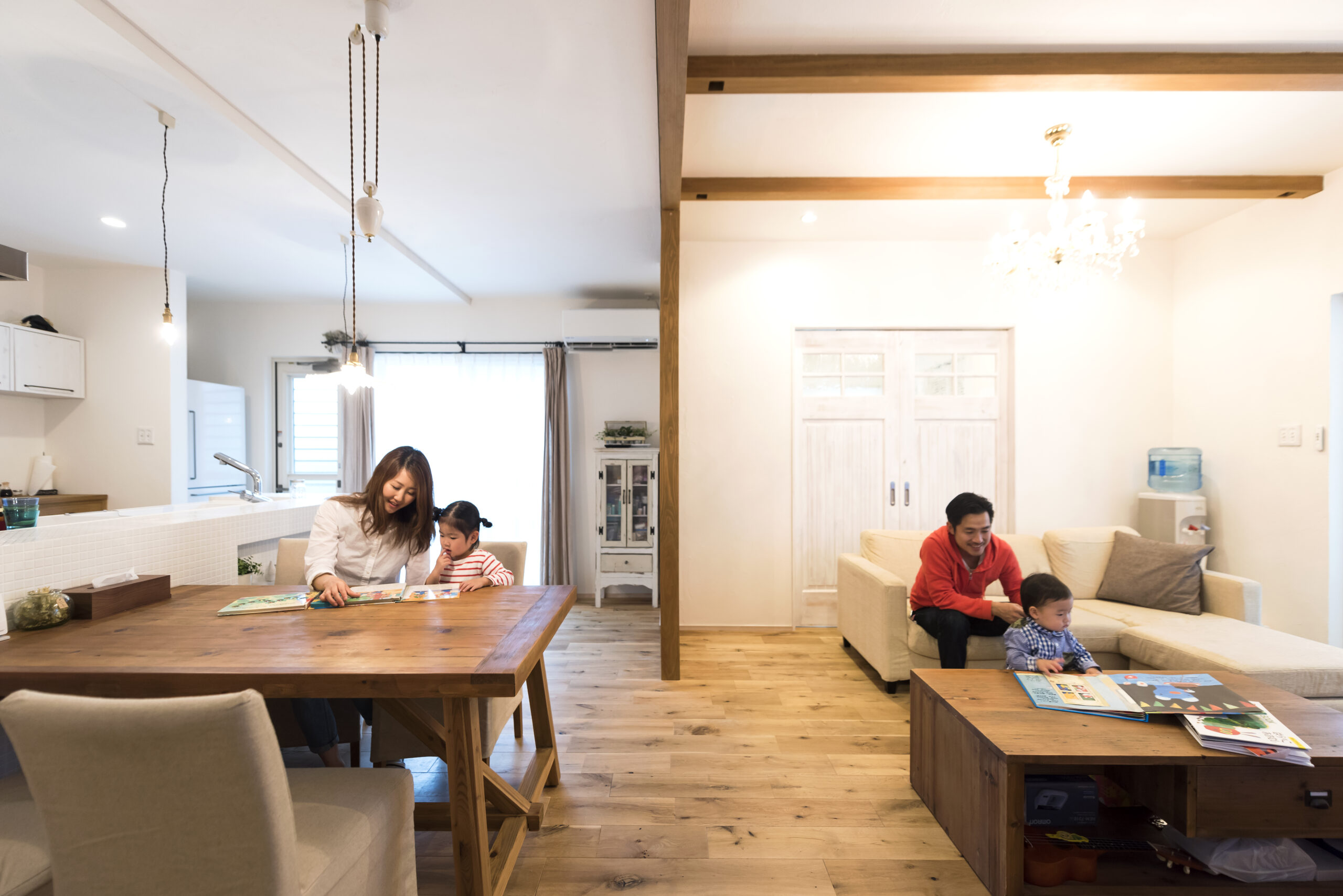 真っ白な漆喰の塗り壁が味わい深い。アンティーク雑貨が似合う地中海風の家