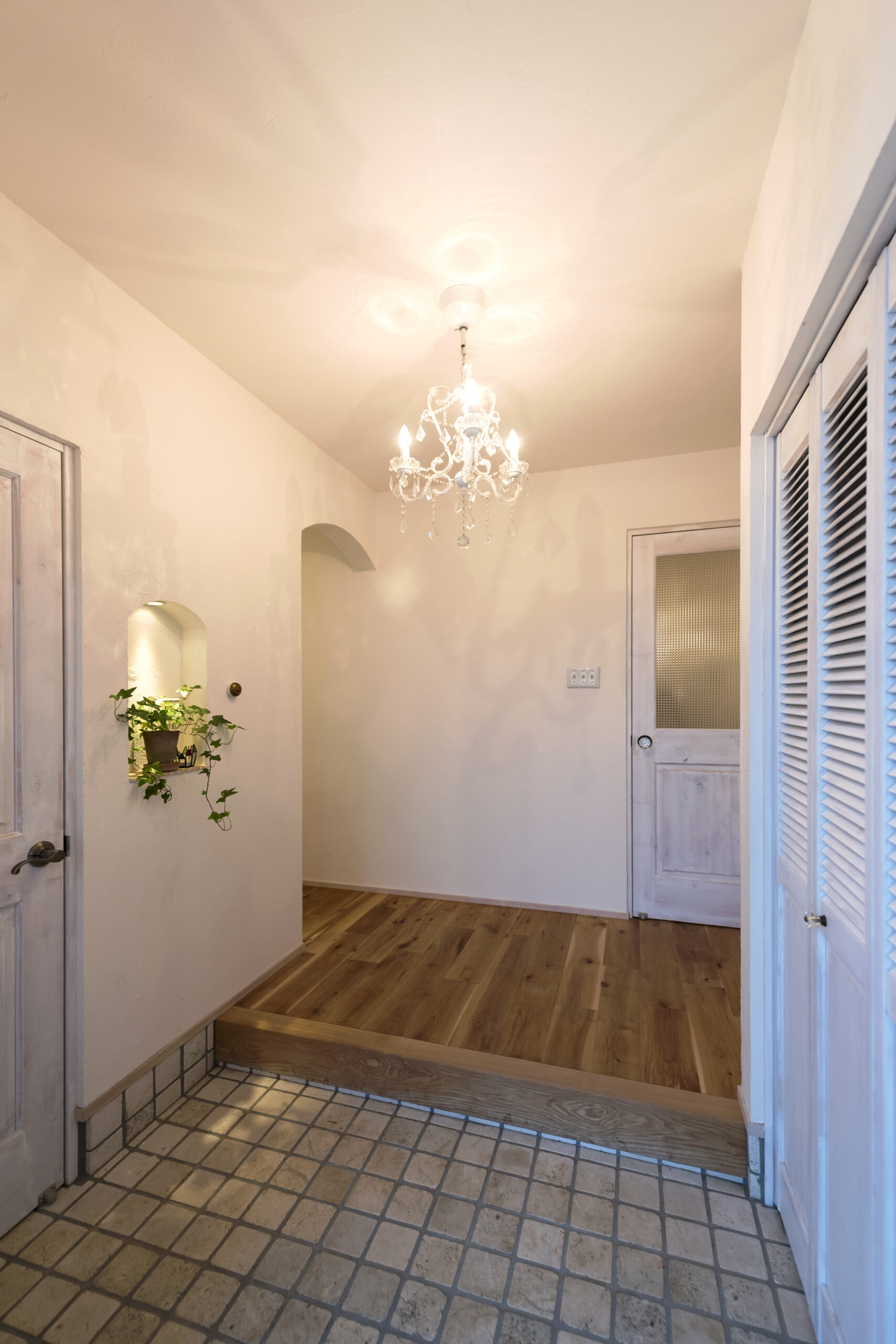 真っ白な漆喰の塗り壁が味わい深い。アンティーク雑貨が似合う地中海風の家