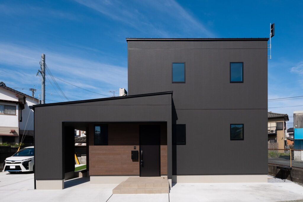 二色の調和で彩るモダン二階建て