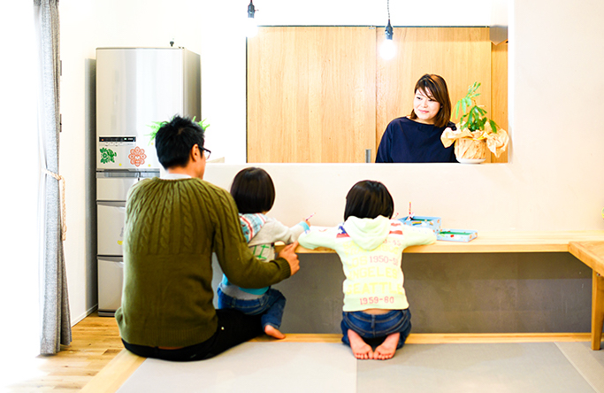 キッチンで家族が和んでいる写真